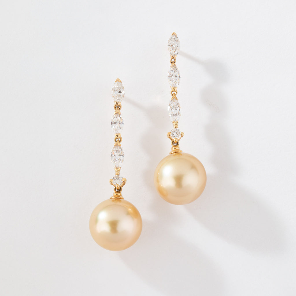 Paire de boucles d'oreilles en or jaune diamants navettes et perles gold des mer du sud