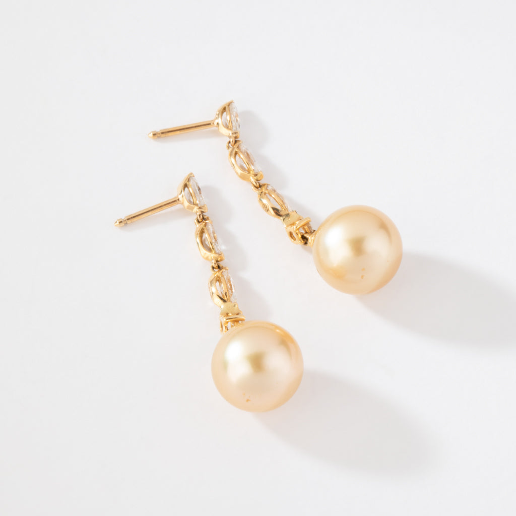Paire de boucles d'oreilles en or jaune diamants navettes et perles gold des mer du sud