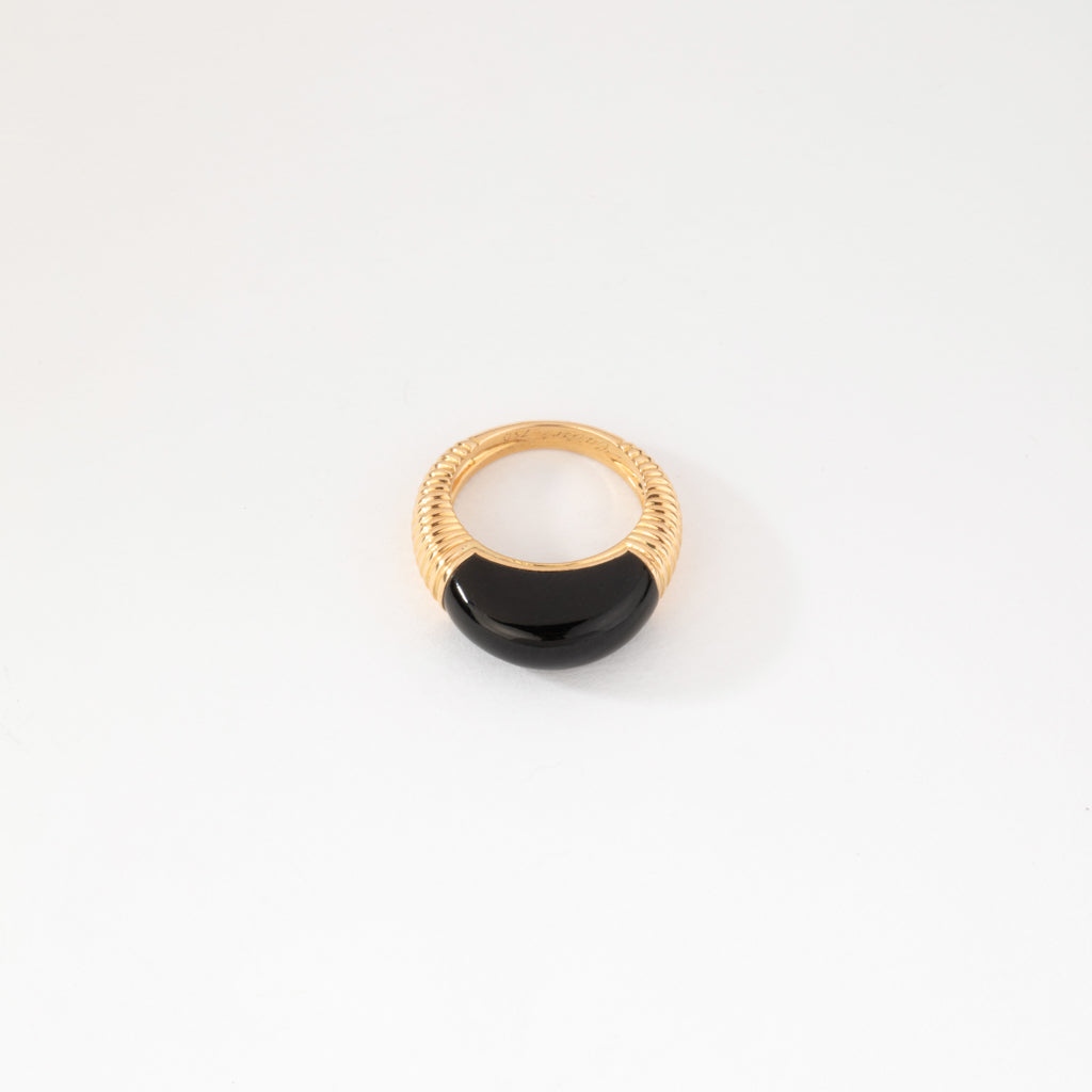 Bague or jaune et onyx de la maison Cartier