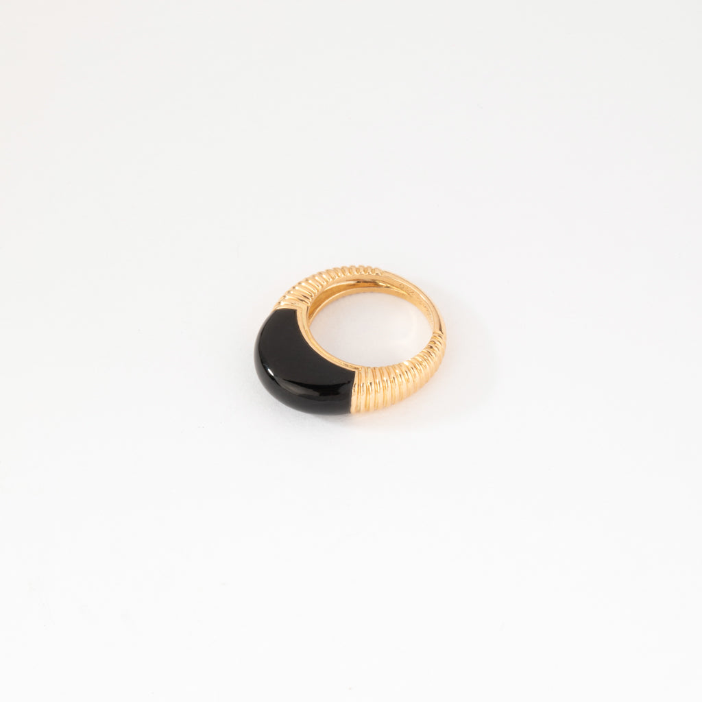 Bague or jaune et onyx de la maison Cartier