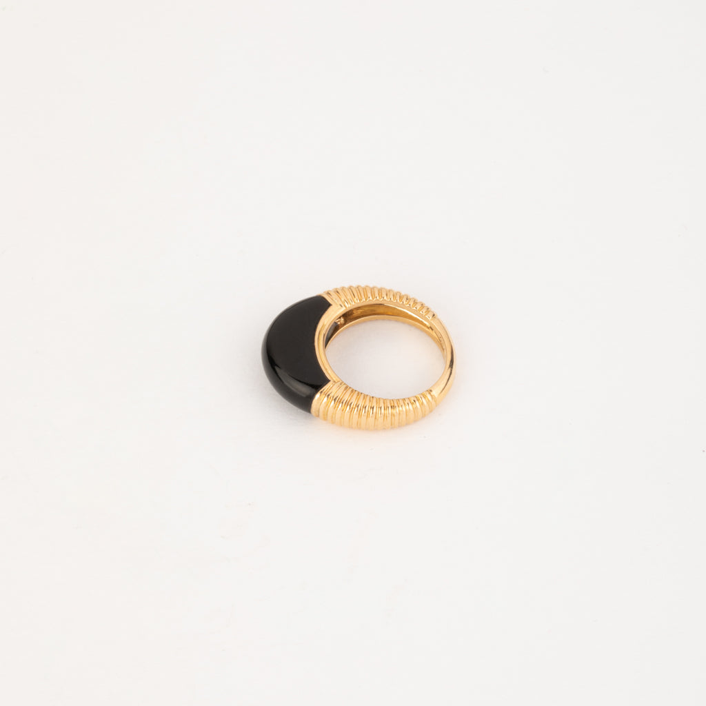 Bague or jaune et onyx de la maison Cartier