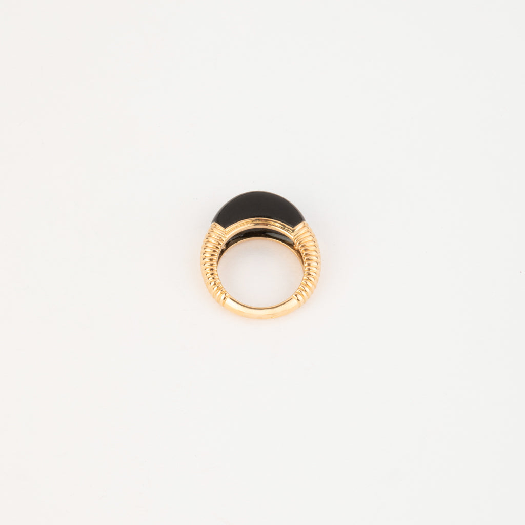 Bague or jaune et onyx de la maison Cartier