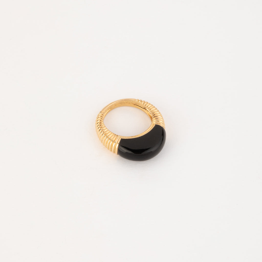 Bague or jaune et onyx de la maison Cartier