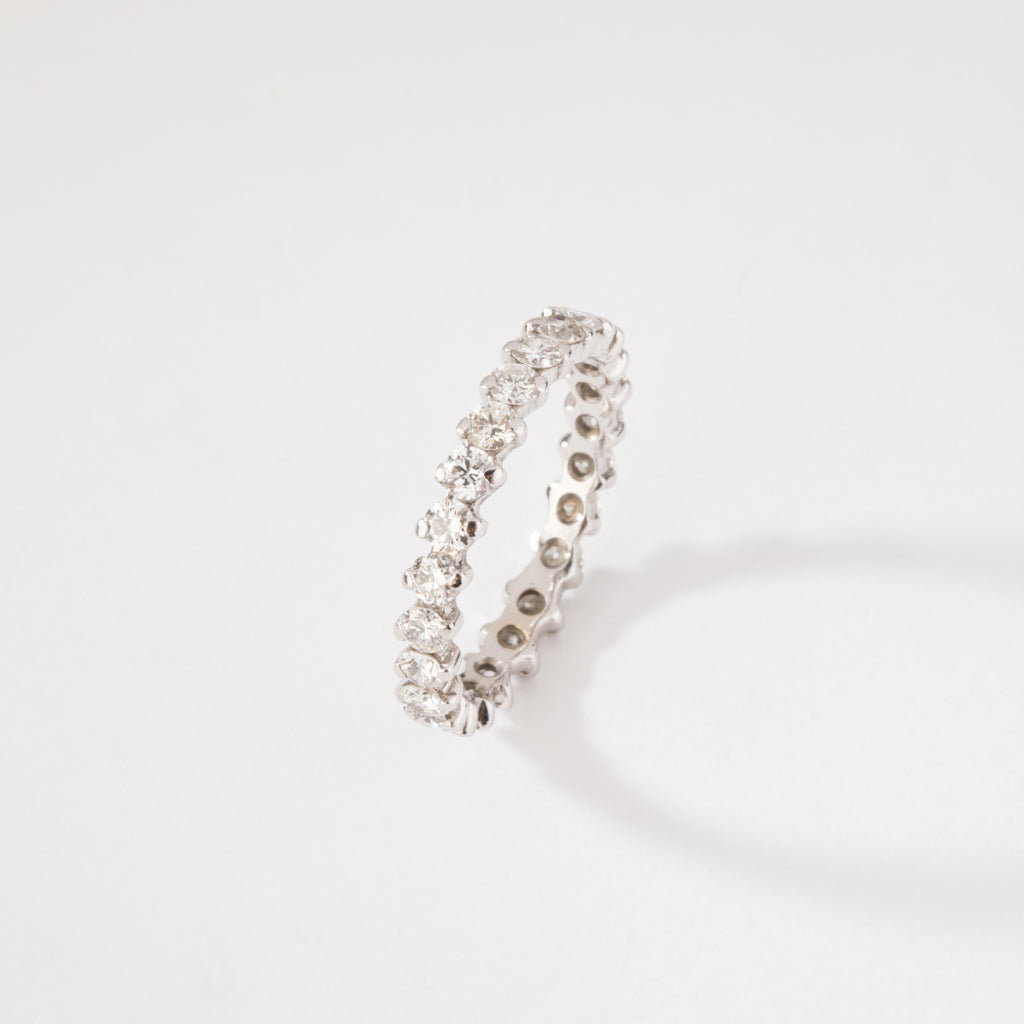 Alliance en or gris sertie de diamant