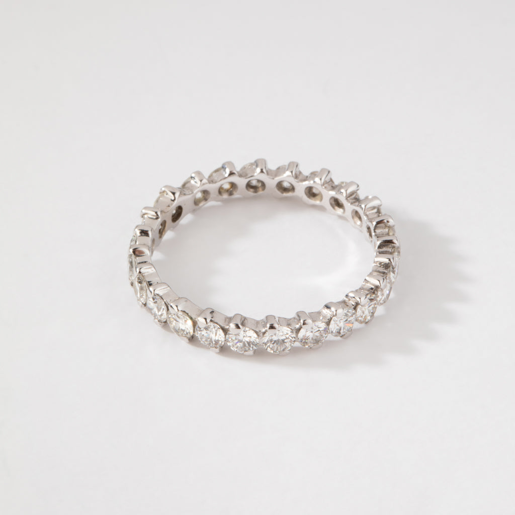 Alliance en or gris sertie de diamant