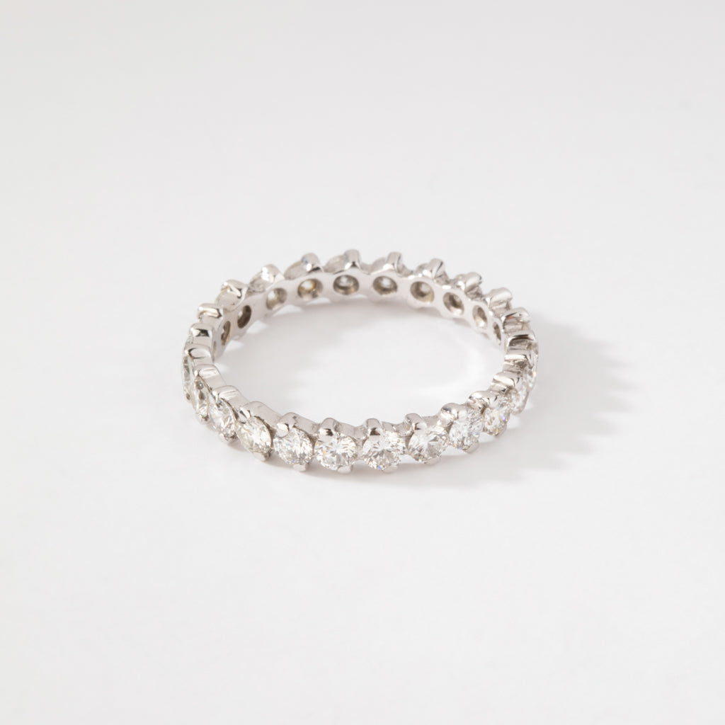 Alliance en or gris sertie de diamant