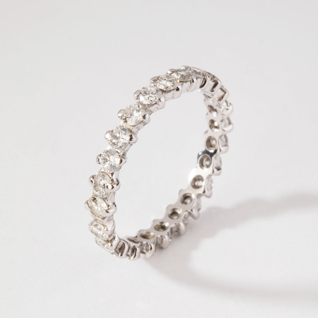 Alliance en or gris sertie de diamant