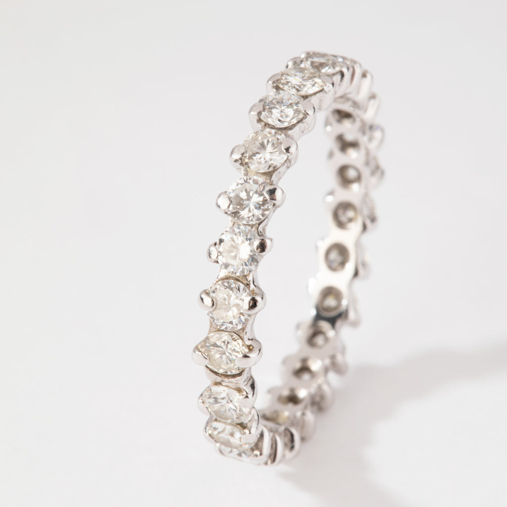 Alliance en or gris sertie de diamant