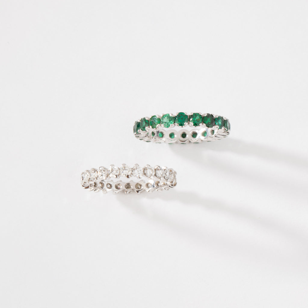 Alliance en or gris sertie de diamant