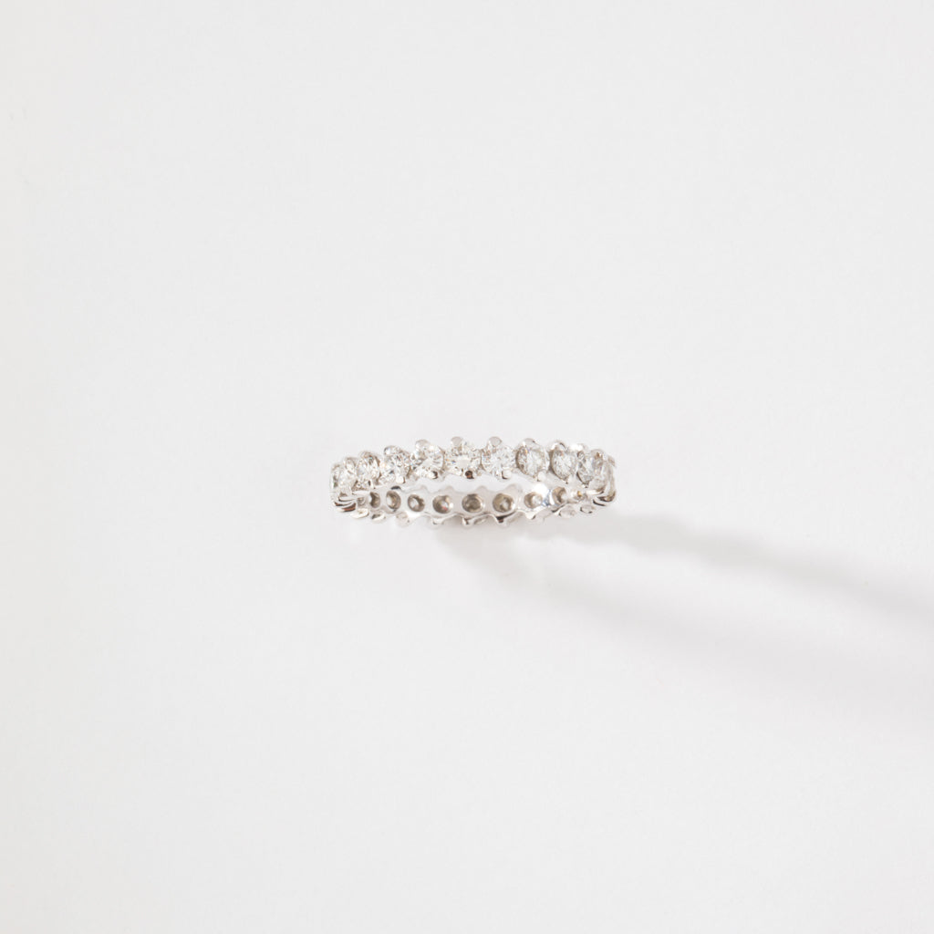 Alliance en or gris sertie de diamant