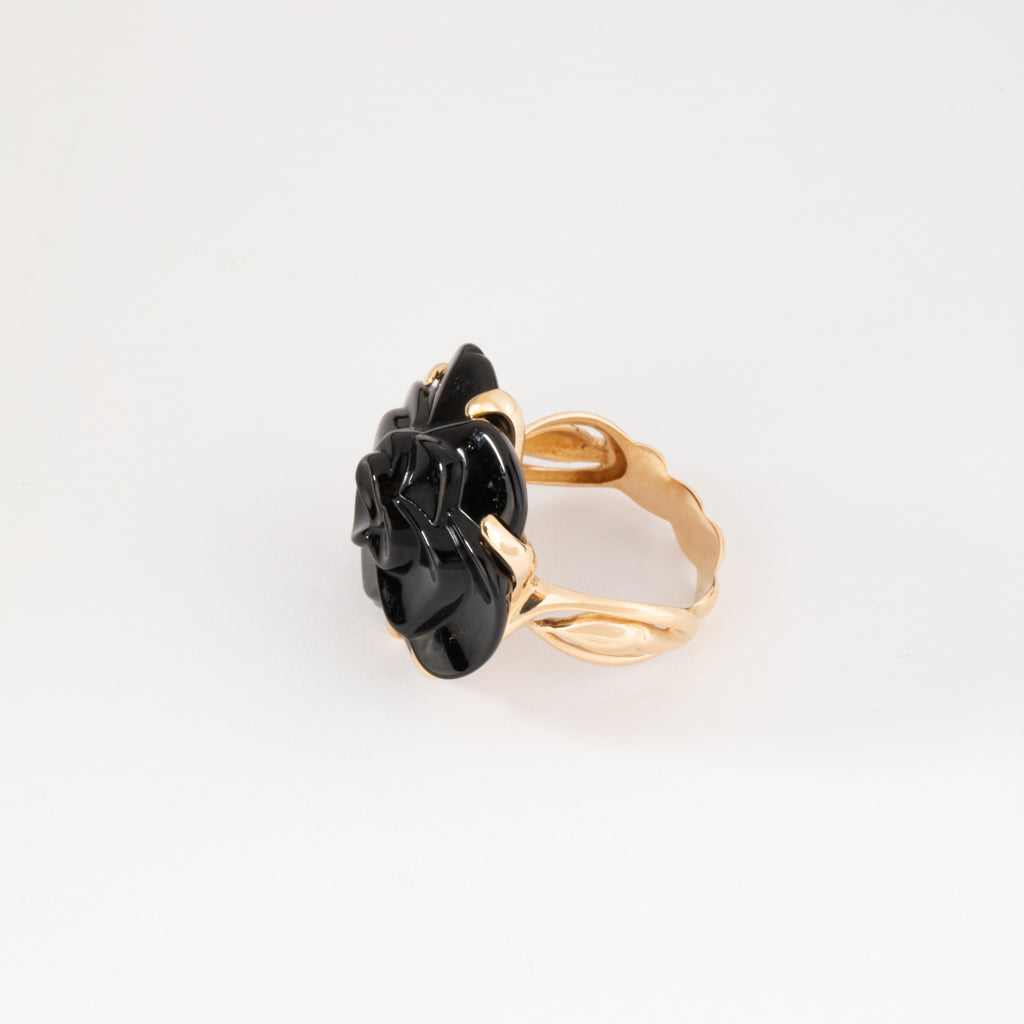 Bague Camelia or jaune de la maison Chanel
