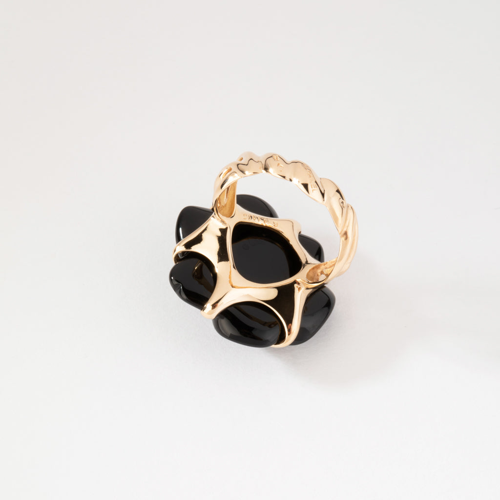 Bague Camelia or jaune de la maison Chanel