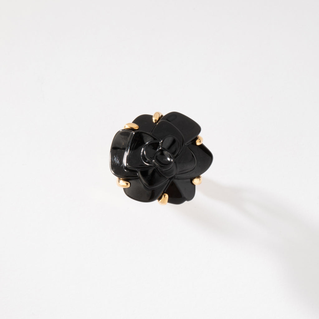 Bague Camelia or jaune de la maison Chanel