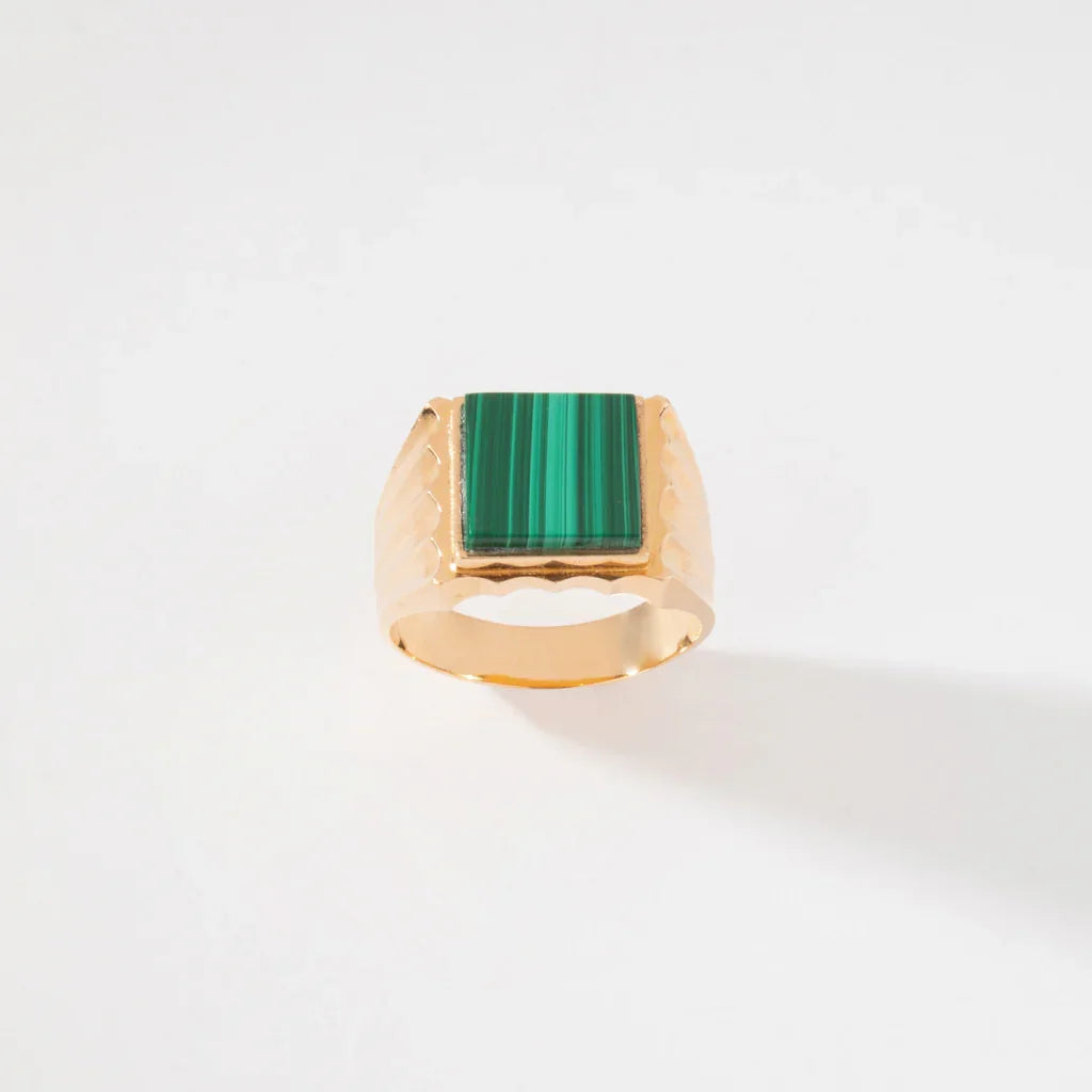 Yellow gold signet ring adorned with a square malachite