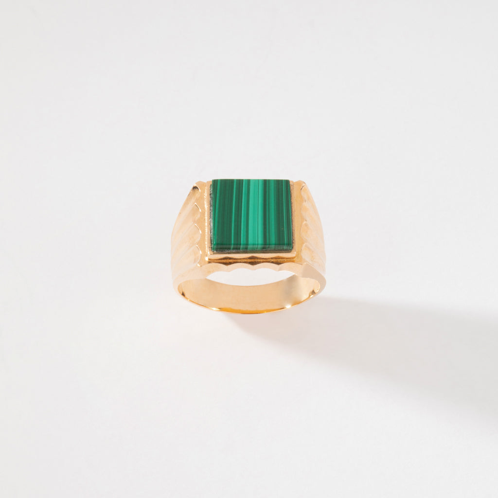 Bague chevalière en or jaune ornée d'une malachite carrée