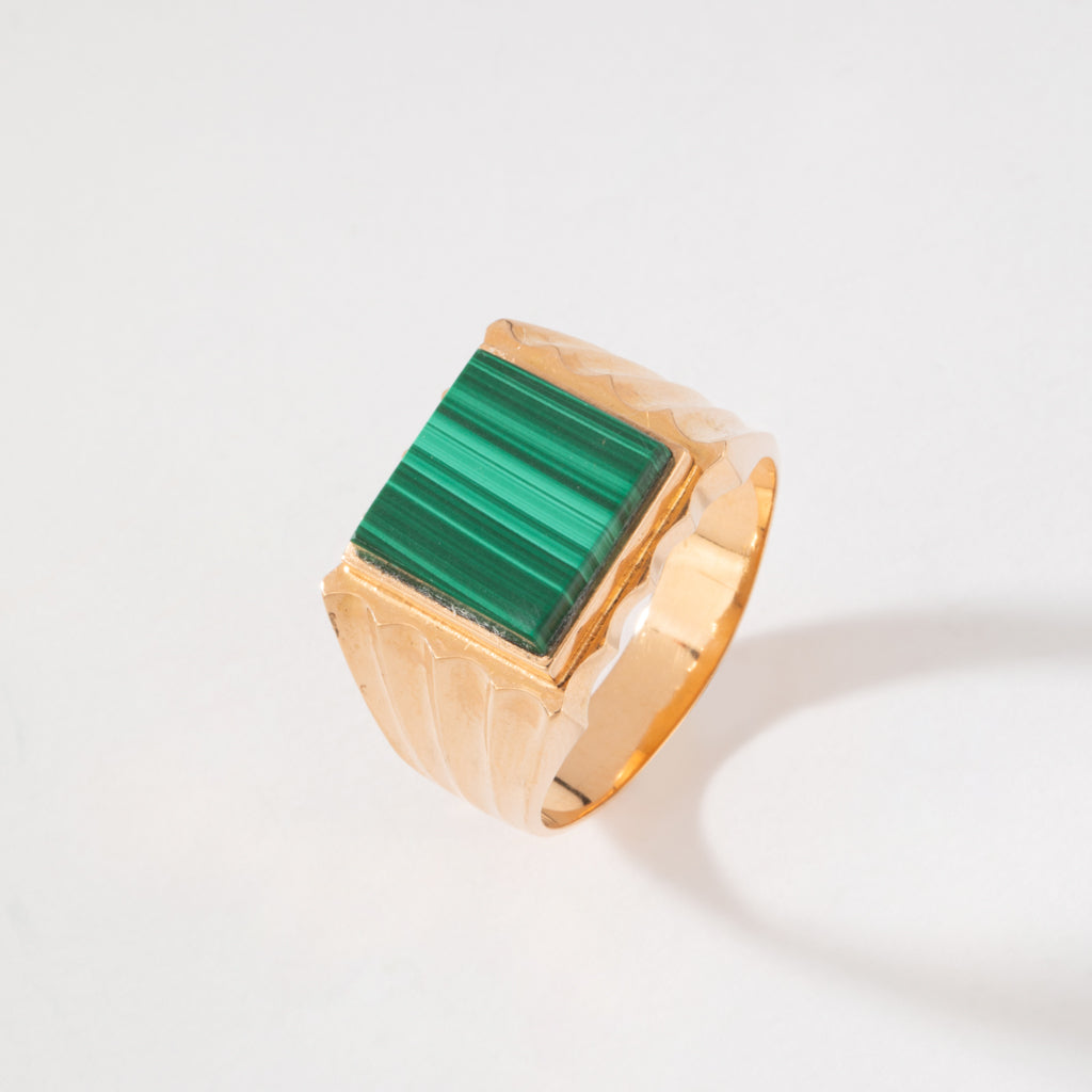 Bague chevalière en or jaune ornée d'une malachite carrée