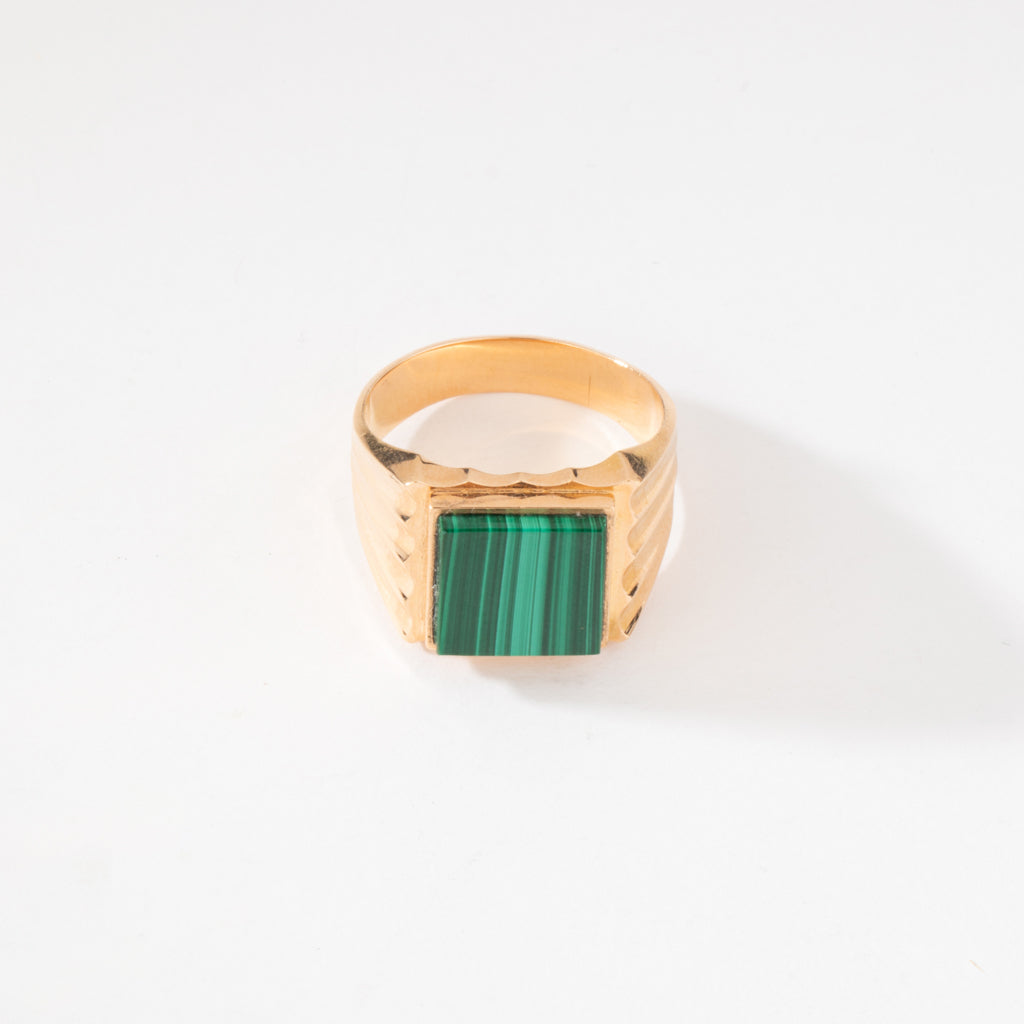 Bague chevalière en or jaune ornée d'une malachite carrée