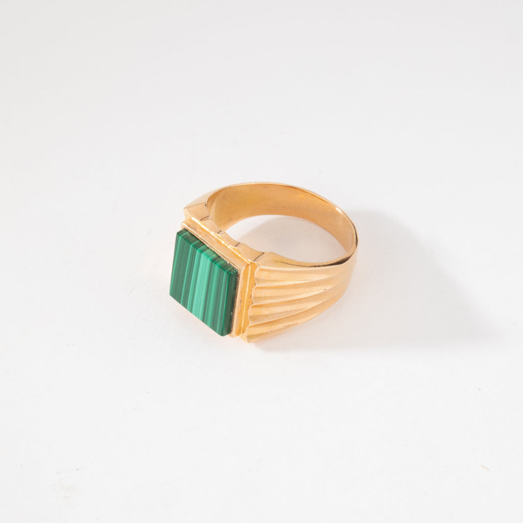 Bague chevalière en or jaune ornée d'une malachite carrée