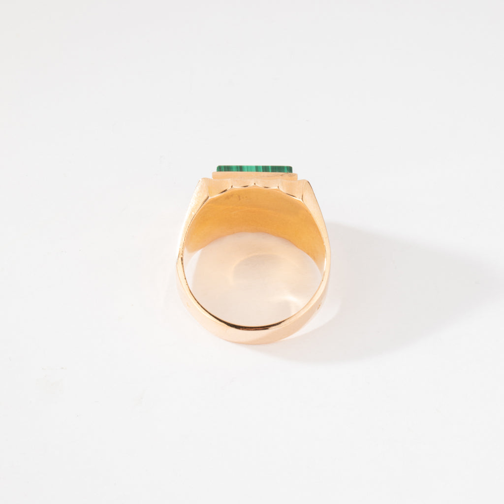 Bague chevalière en or jaune ornée d'une malachite carrée
