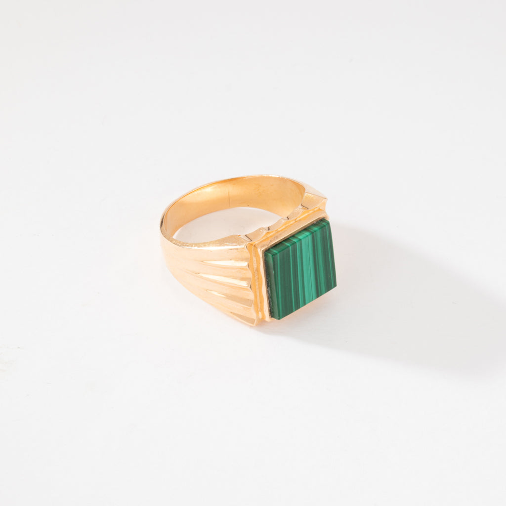 Yellow gold signet ring adorned with a square malachite