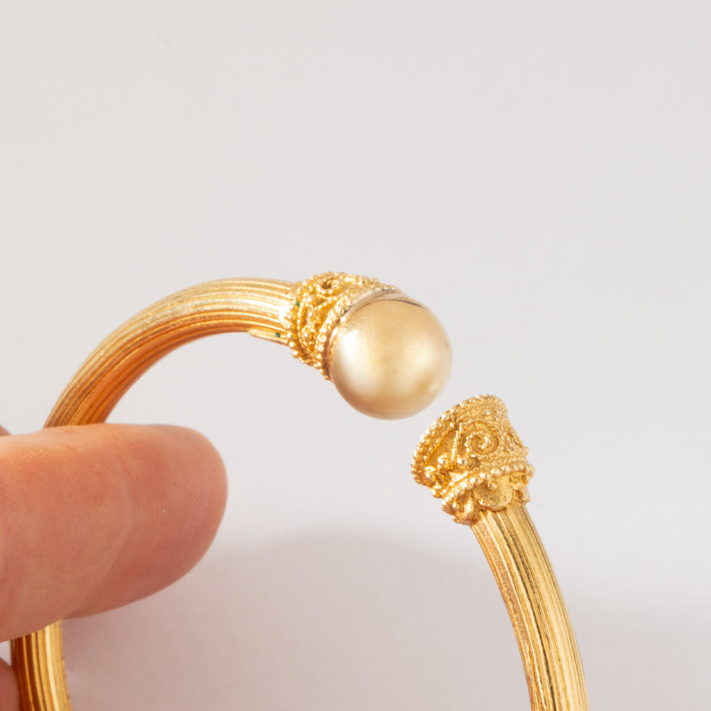 Bracelet jonc en or jaune 22k du créateur Lalaounis