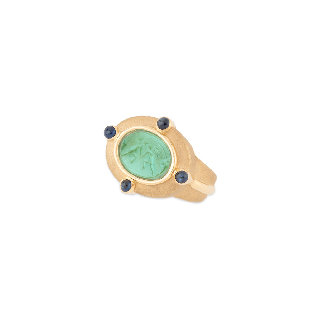 Engraved Etruscan yellow gold ring with glass paste