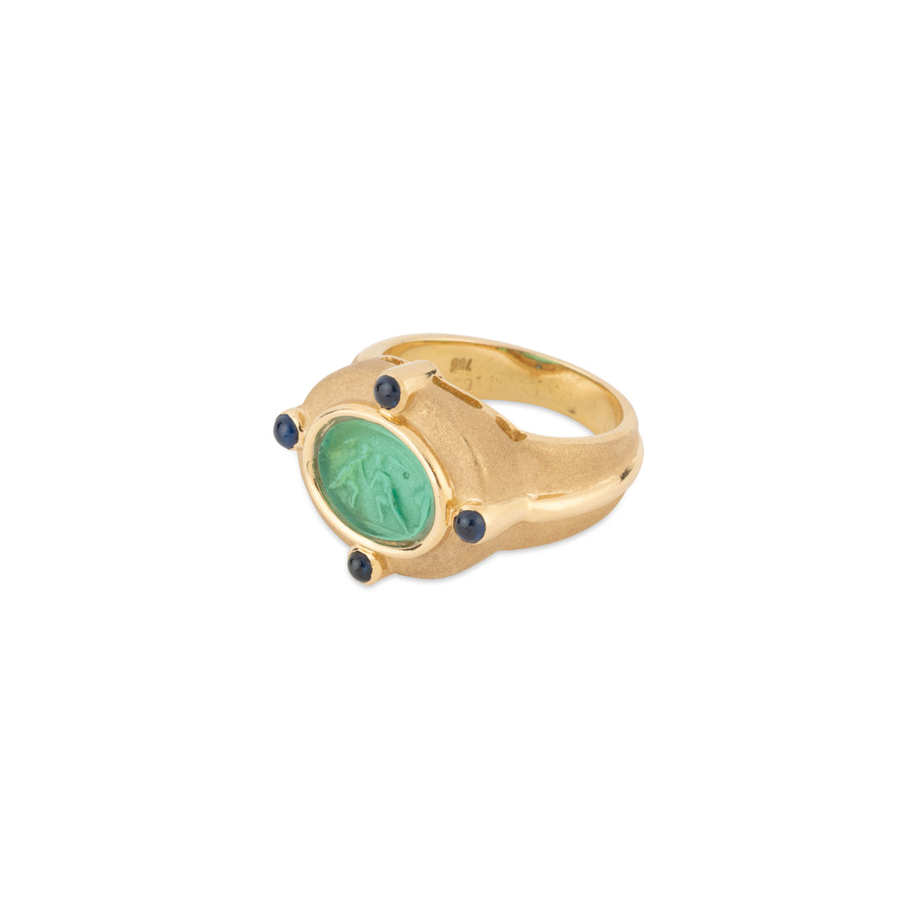 Engraved Etruscan yellow gold ring with glass paste