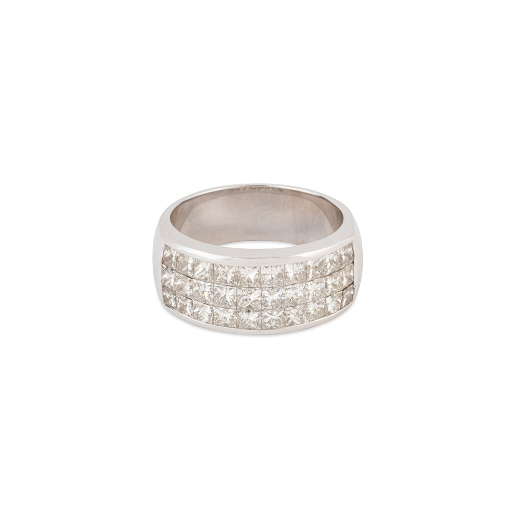 Bague ruban en or gris orné de 3 rangs de diamants