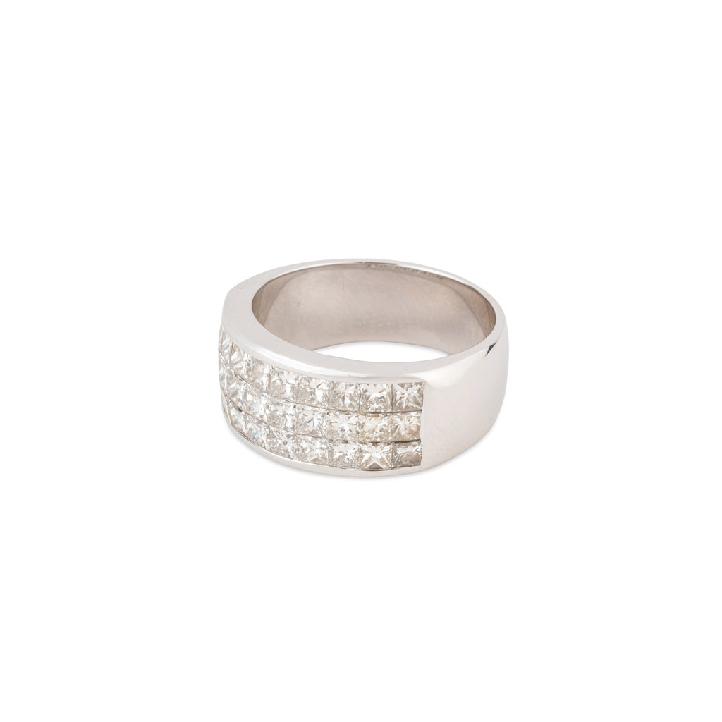Bague ruban en or gris orné de 3 rangs de diamants