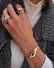 Charger l&#39;image dans la galerie, Bague en or jaune en forme de plume ornée d&#39;un solitaire

