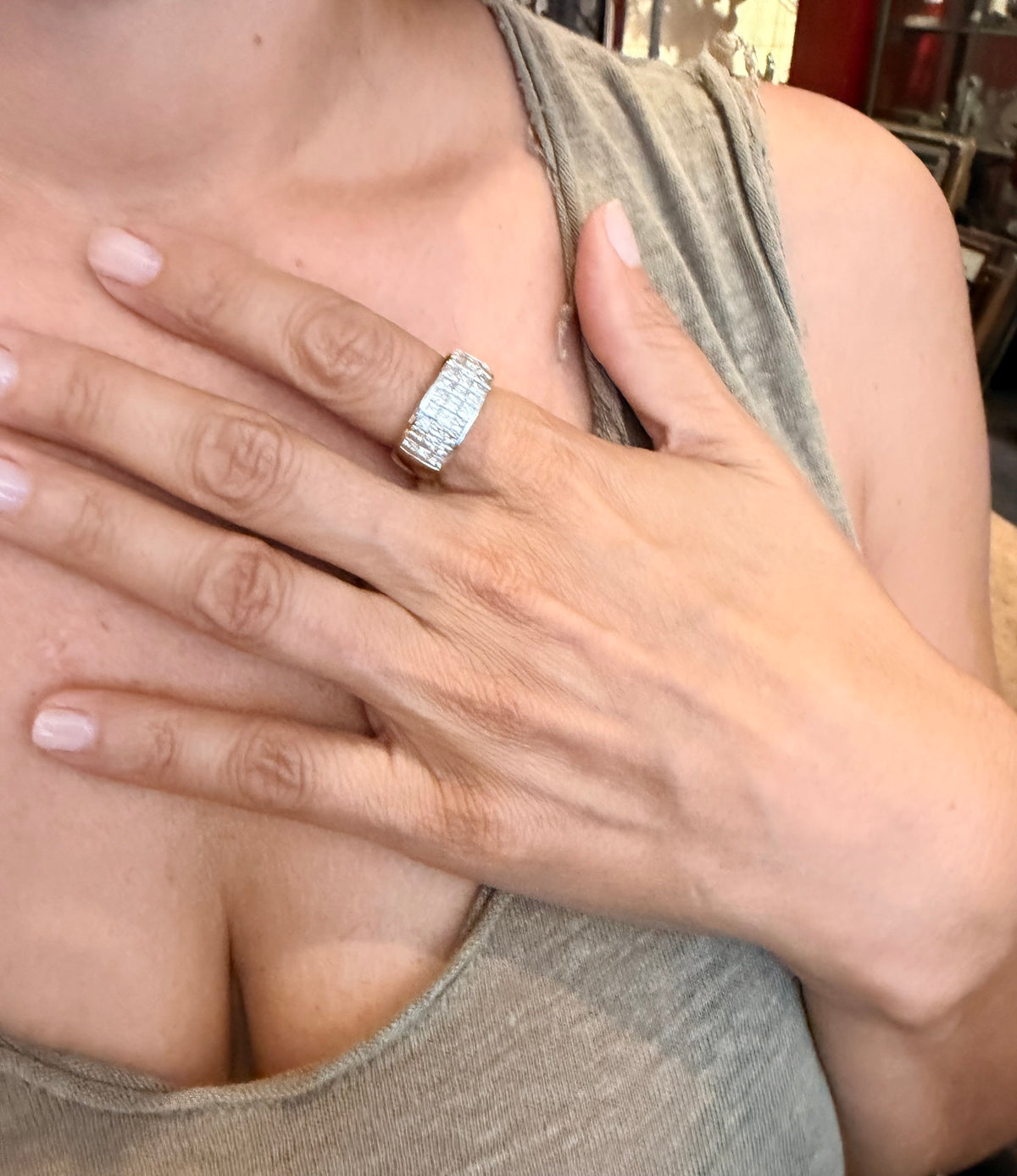 Bague ruban en or gris orné de 3 rangs de diamants