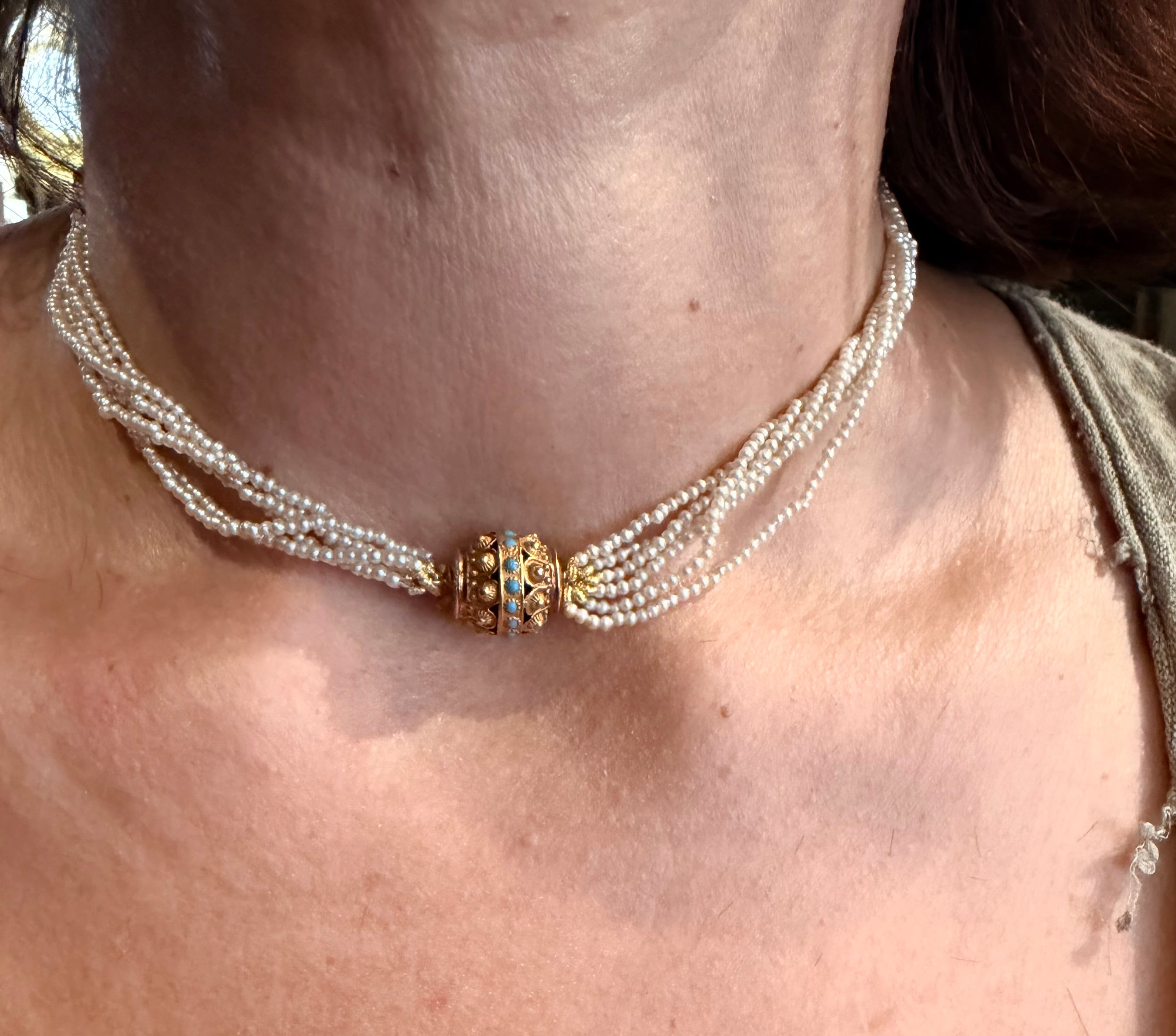 Collier multirang en perles fines, fermoir or jaune et turquoise
