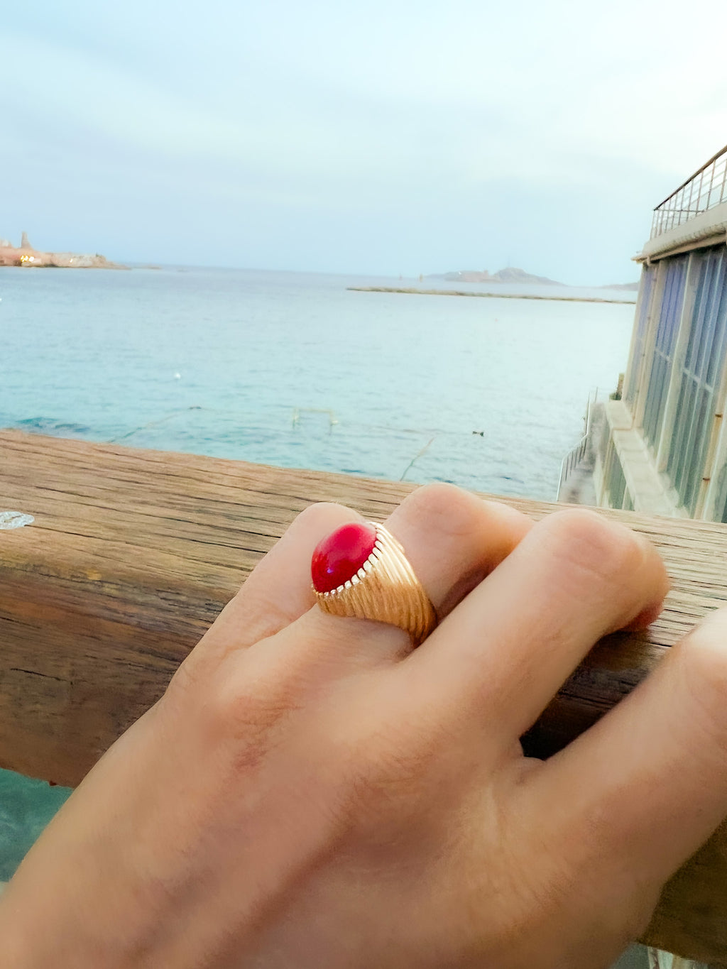 Bague chevalière ornée d'un cabochon de corail sur or jaune