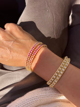 Charger l&#39;image dans la galerie, Bracelet rigide ouvrant en or rose ornée de saphirs multicolores
