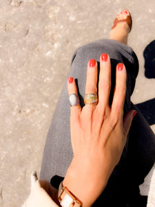 Bague en or jaune ornée d'un cabochon d'opale et saphirs multicolores
