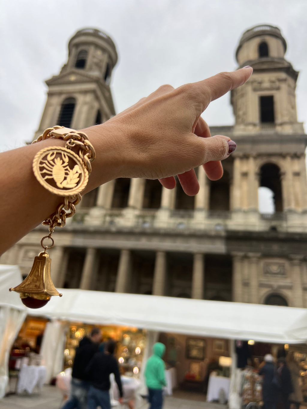Bracelet or rose 18k,maillon gourmette orné de 4 breloques