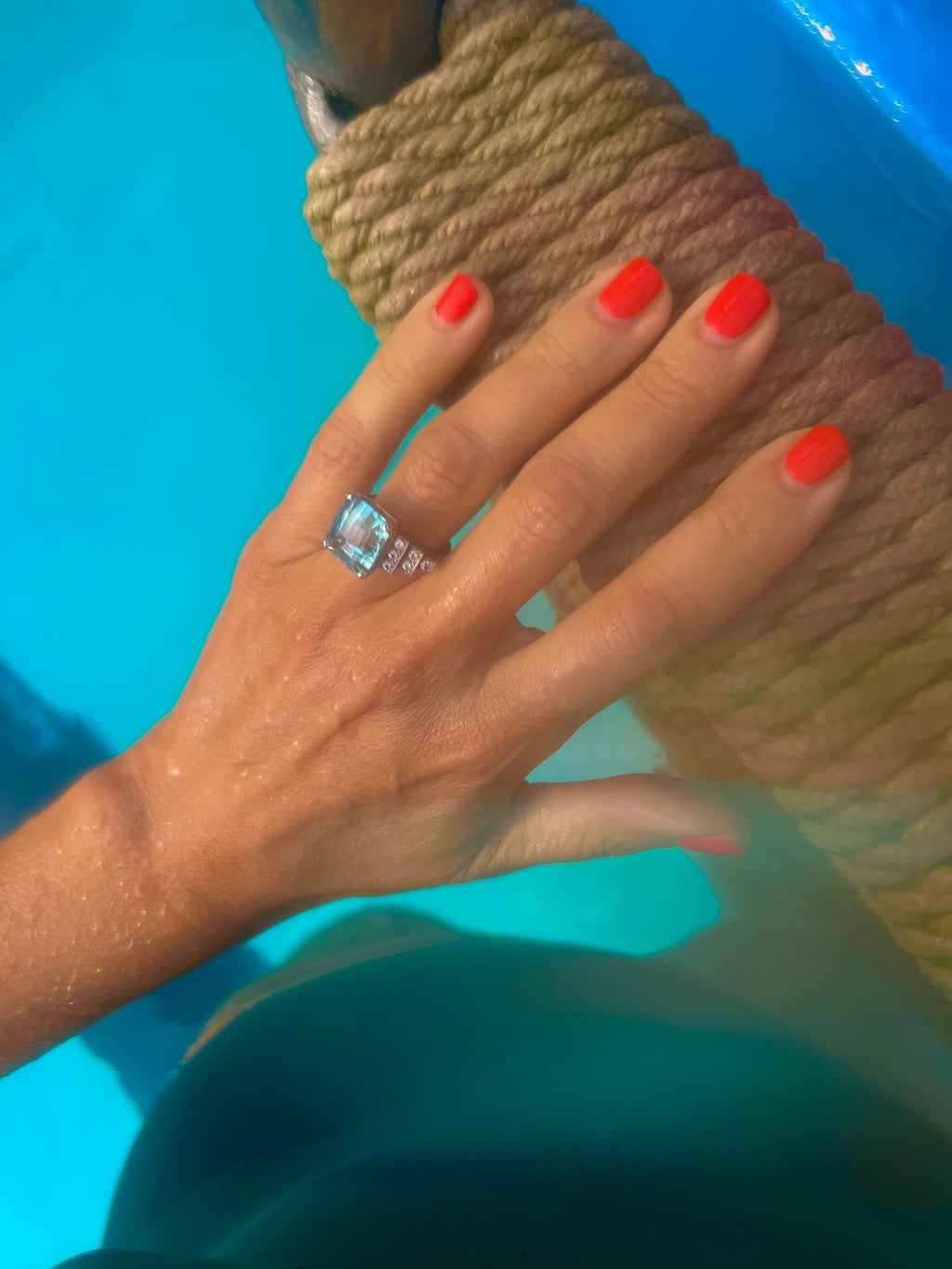 Bague en or gris et aigue-marine