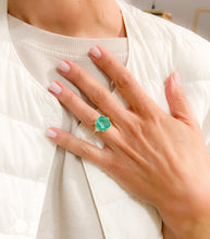 Charger l&#39;image dans la galerie, Bague en or jaune ornée d&#39;une émeraude taille émeraude épaulé de diamants triangles
