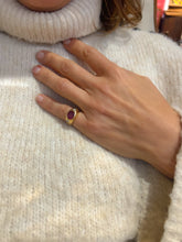 Charger l&#39;image dans la galerie, Bague en or jaune ornée d&#39;un rubis épaulé de 2 diamants
