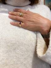 Charger l&#39;image dans la galerie, Bague en or jaune ornée d&#39;un rubis épaulé de 2 diamants
