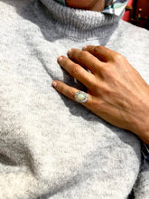Charger l&#39;image dans la galerie, Bague en opale ovale entourée de diamants
