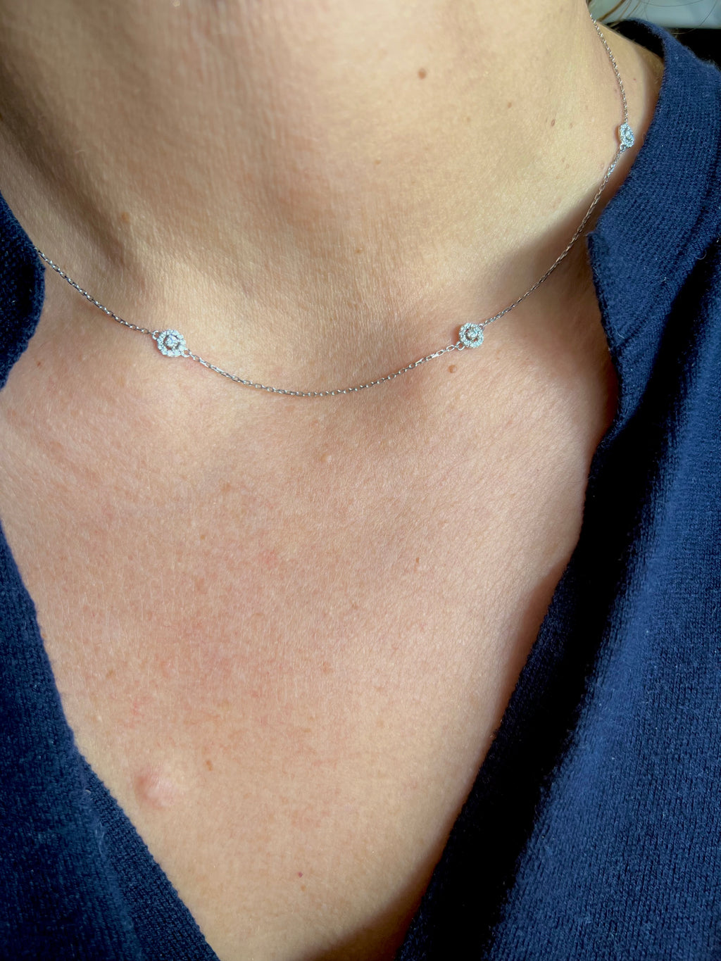 Collier en or gris ornée de 5 diamants entourés de plus petit diamant