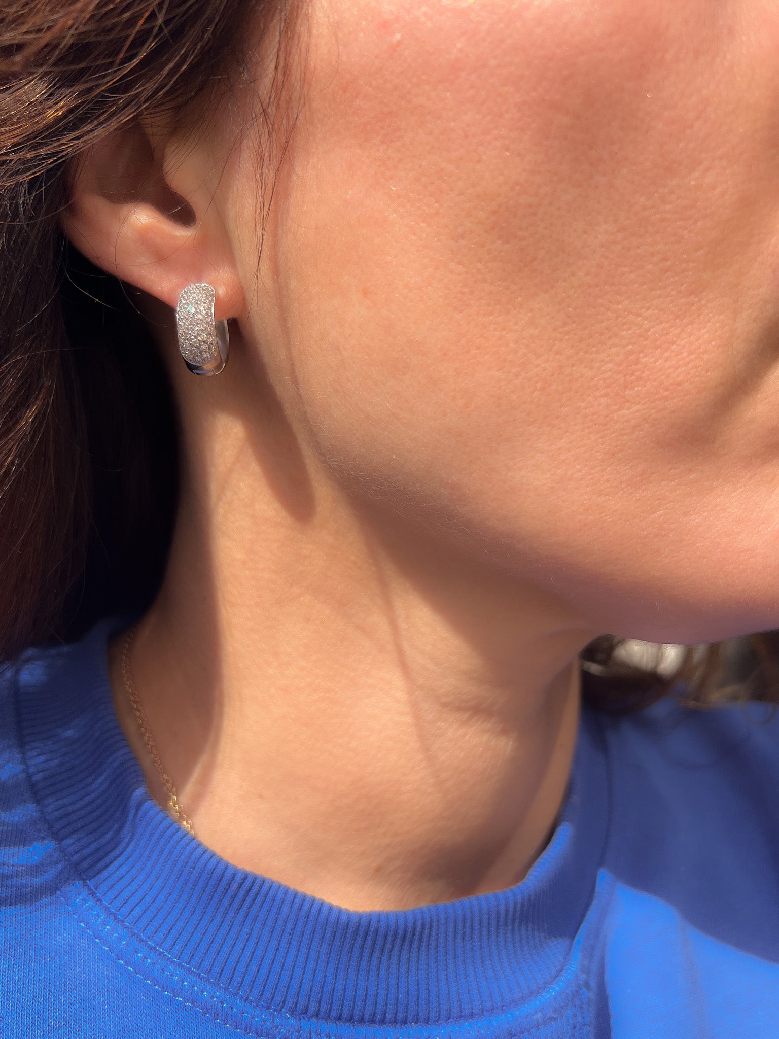 Créoles en or gris au design bombé, entièrement pavées de diamants