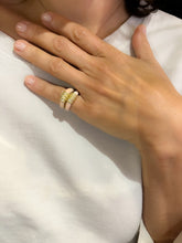 Charger l&#39;image dans la galerie, Bague double anneaux en corail peau d&#39;ange sur or jaune
