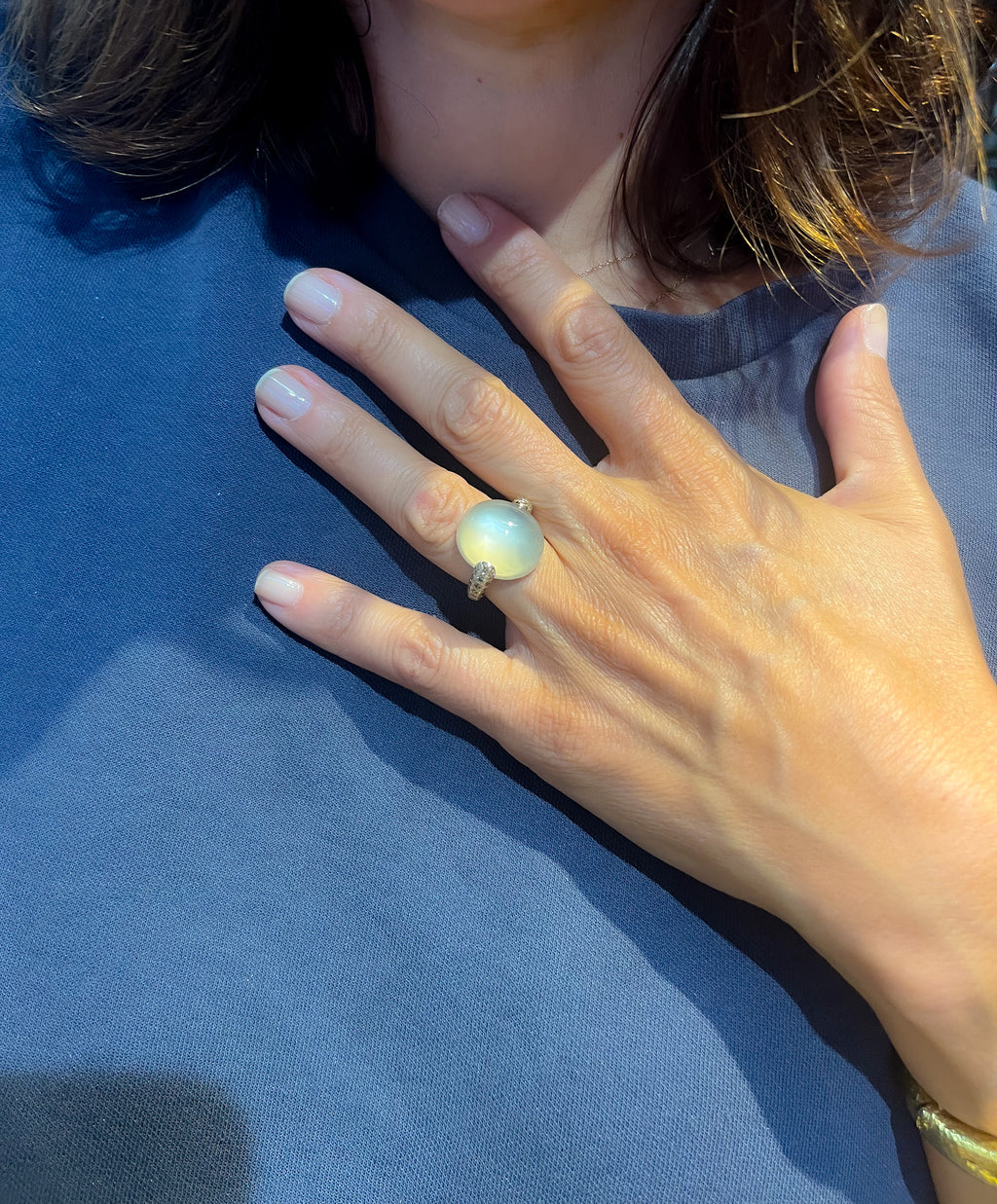 Bague or gris modèle Luna de la maison Pomellato en calcédoine et diamant.
