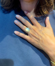 Charger l&#39;image dans la galerie, Bague or gris modèle Luna de la maison Pomellato en calcédoine et diamant.
