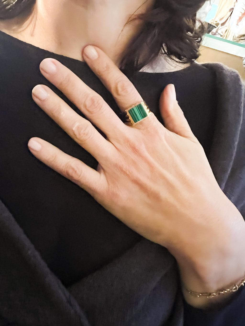 Yellow gold signet ring adorned with a square malachite