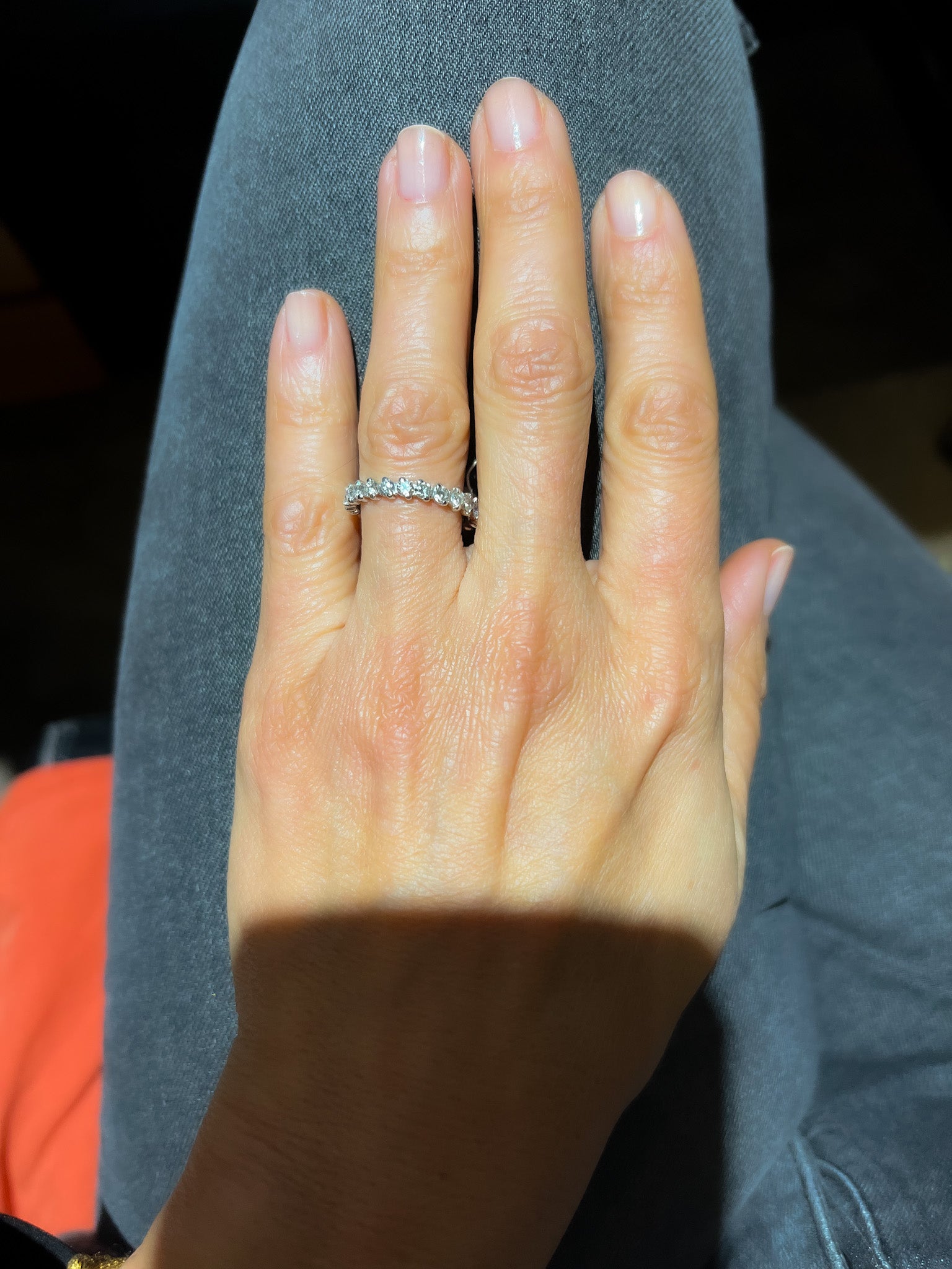 Alliance en or gris sertie de diamant