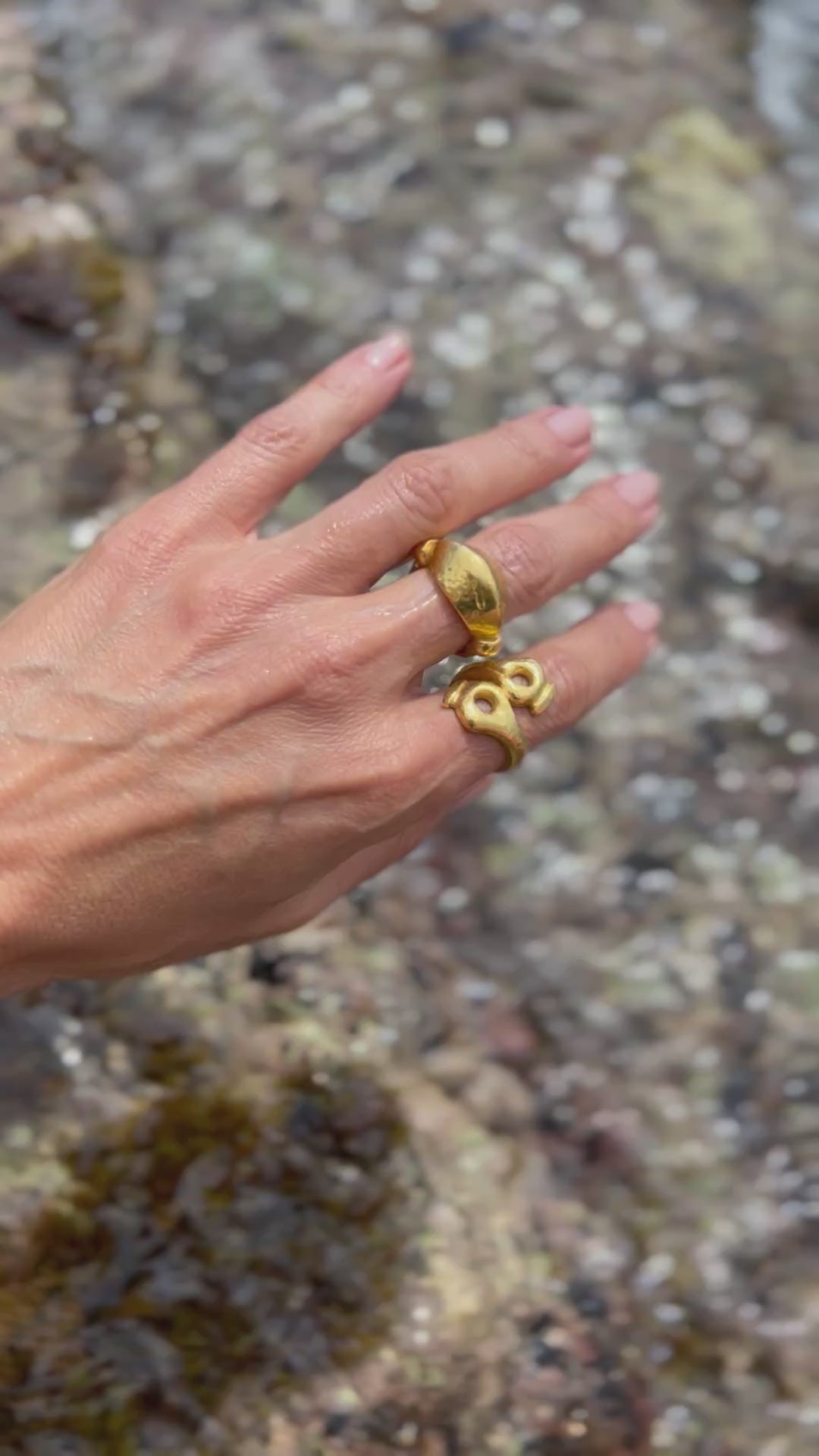 Bague en or 22k du créateur grec Ilias Lalaounis.