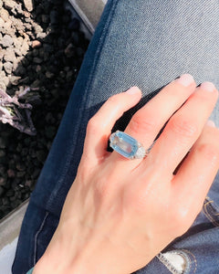 Bague or gris ornée d'une aigue marine et diamants